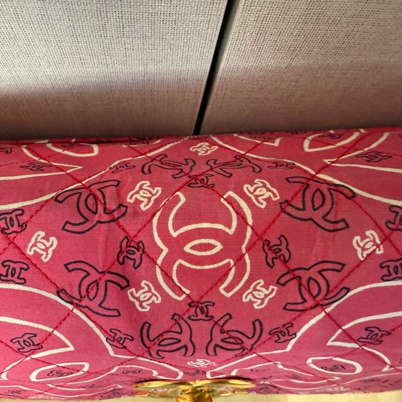 CHANEL Red Quilted Bag with 24kt plated CC logo - Picture 5 of 14